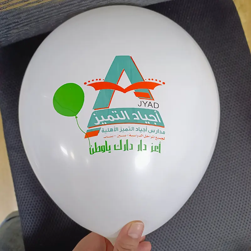 Comment choisir entre la sérigraphie et la impression numérique de ballons