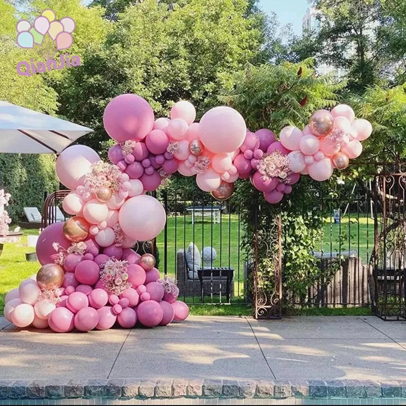 Arche de ballons de fête à la piscine